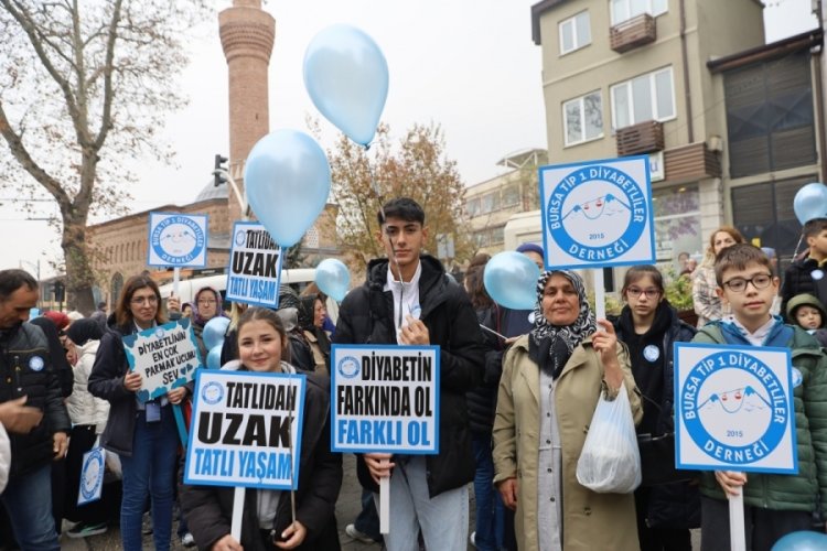 Bursa'da diyabete dikkat çekmek için mavi balonlar gökyüzüne bırakıldı