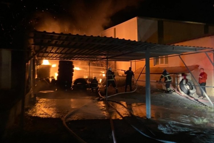 Hatay'da lastikçide yangın: Alevler geceyi aydınlattı