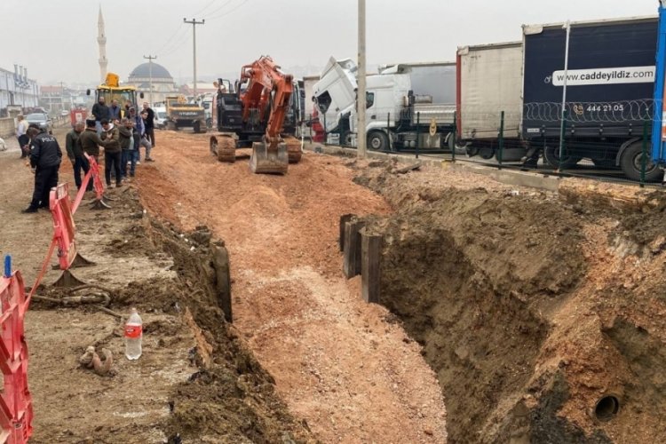 Bursa'da kazı yapılırken toprak altında kalan işçi hastaneye kaldırıldı