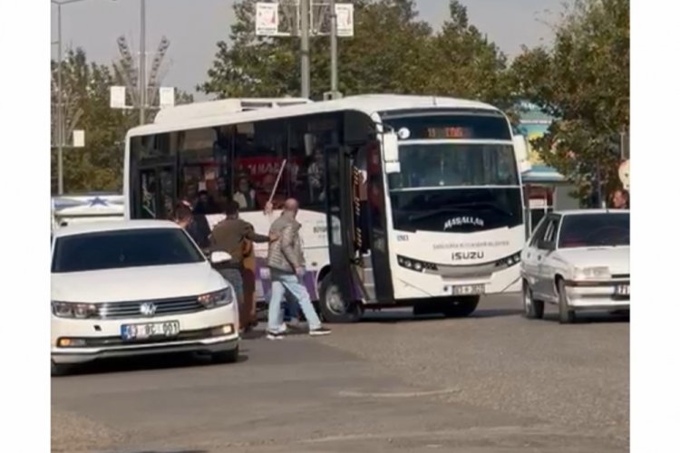 Yolcu minibüsünün şoförüne saldırı: Tekme, tokat ve sopalı kavga