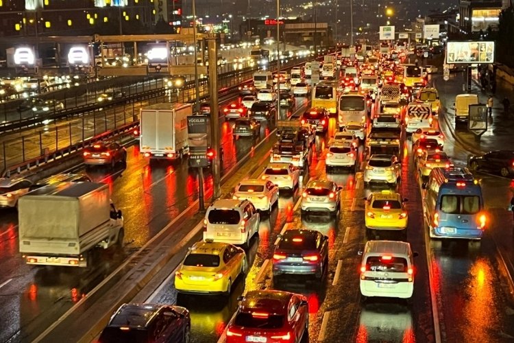 İstanbul'da haftanın son gününde trafik yüzde 90'a ulaştı