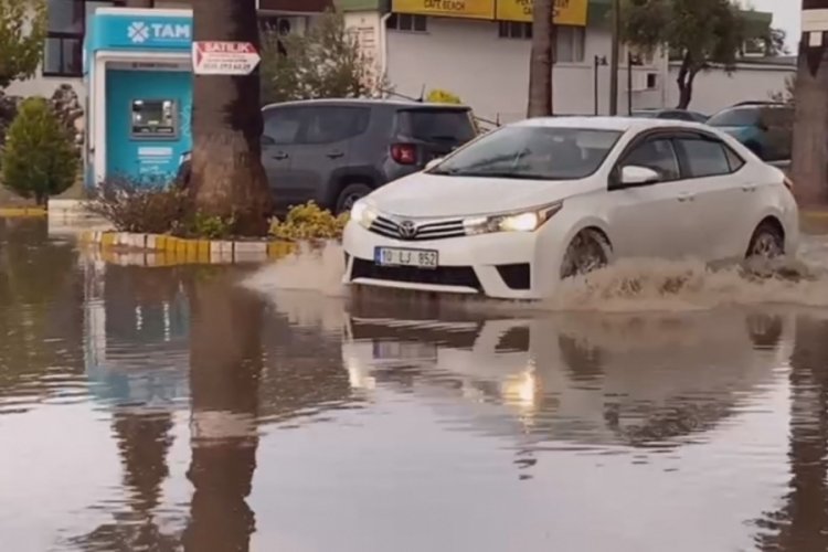 Balıkesir Ayvalık'ta sağanak yağış