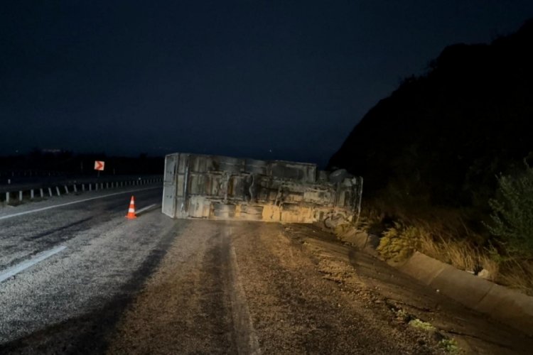 Gönen-Bandırma yolunda trafik kazası: Kamyon devrildi