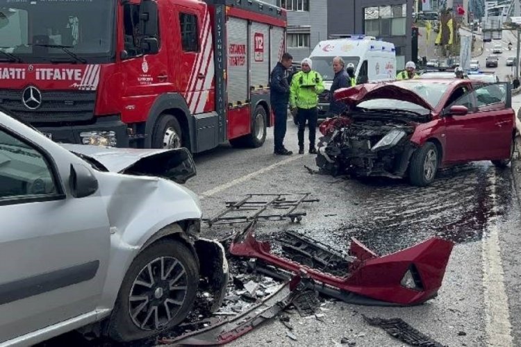 İstanbul'da feci kaza: İki otomobil kafa kafaya çarpıştı! 