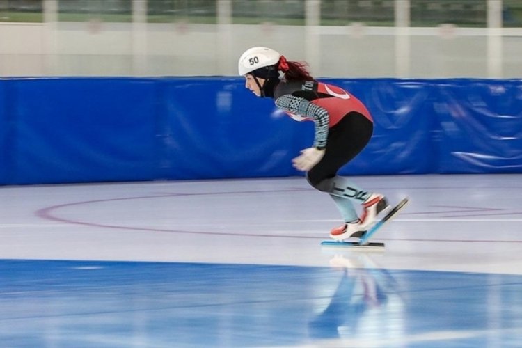 Milli buz patenci Derya Karadağ, Türkiye rekoru kırdı 