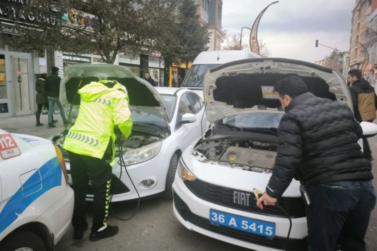 Kars'ta yolda kalan ailenin imdadına polis koştu 