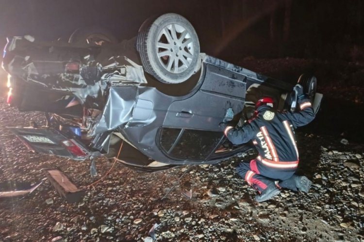 Malatya'da araç yoldan çıktı: 2 kişi ölümden döndü