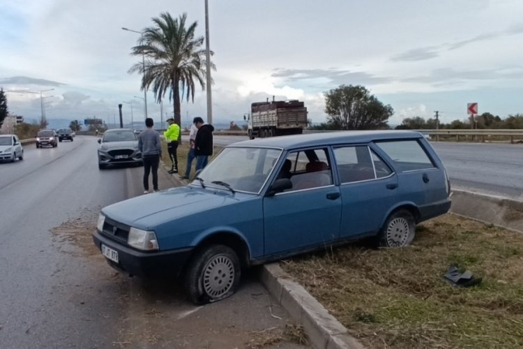 Antalya'da Tofaş kanalı aşıp refüje uçtu