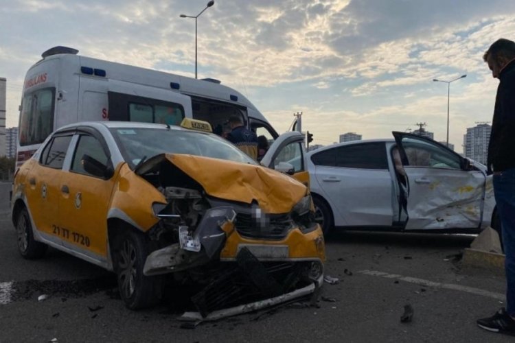 Diyarbakır'da gerçekleşen kazada taksi hurdaya döndü!