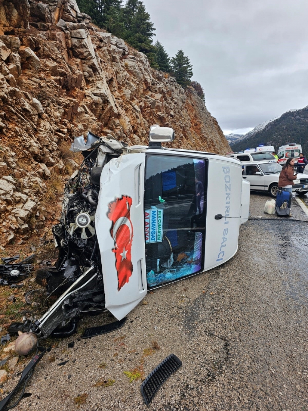 Antalya'da yolcu minibüsü devrildi: 9 yaralı