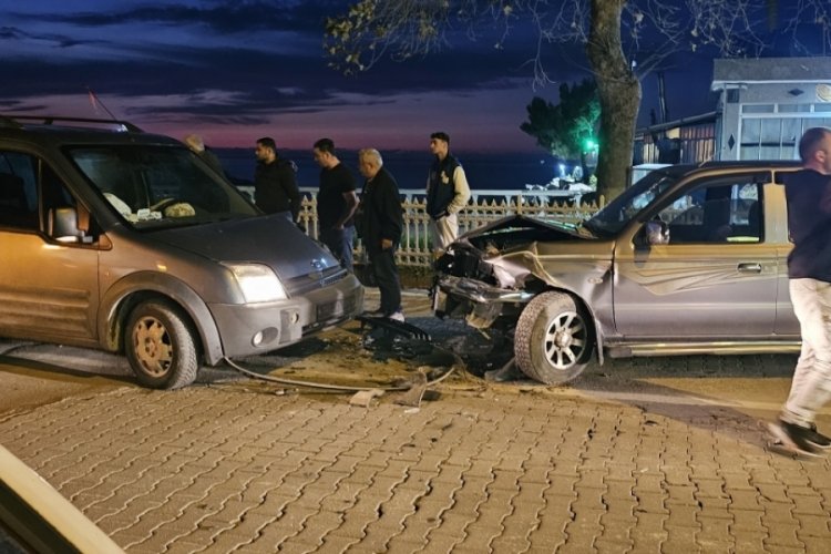 Pikap ile hafif ticari araç kafa kafaya çarpıştı