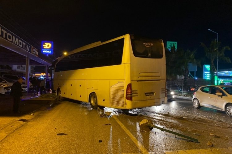 Antalya'da tur otobüsü otomobille çarpıştı: 20 yaşındaki sürücü hayatını kaybetti