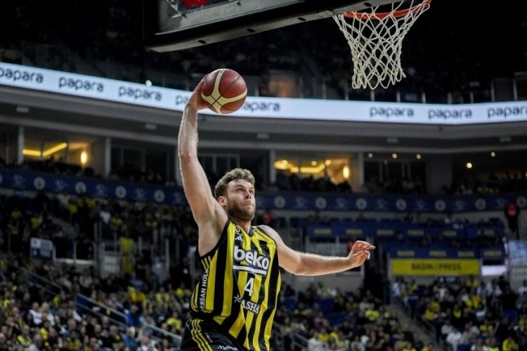 Fenerbahçe, ligde Anadolu Efes'i liderlikten etti