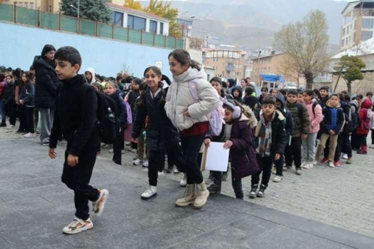 Bugün okullarda yeniden ders zili çaldı