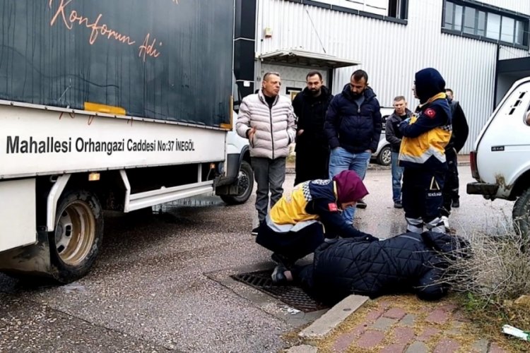 Bursa'da kamyonetin çarptığı yaya kadın yaralandı