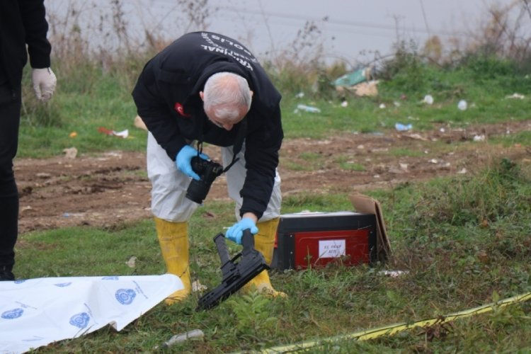 Sakarya'da boş arazide ceset ve el yapımı tabanca bulundu!