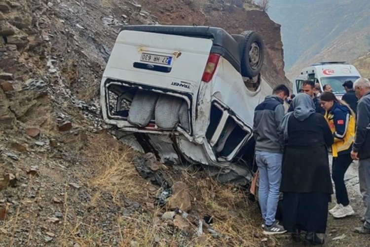 Hakkari'de 11 yaralı: Minibüs takla attı!