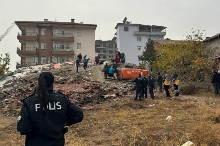 4 katli binanın yıkımında facia! Kepçe operatörü enkazın altında kaldı