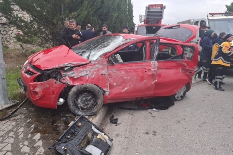 Karabük'te otomobil aydınlatma direğine çarptı: 1'i ağır 3 yaralı