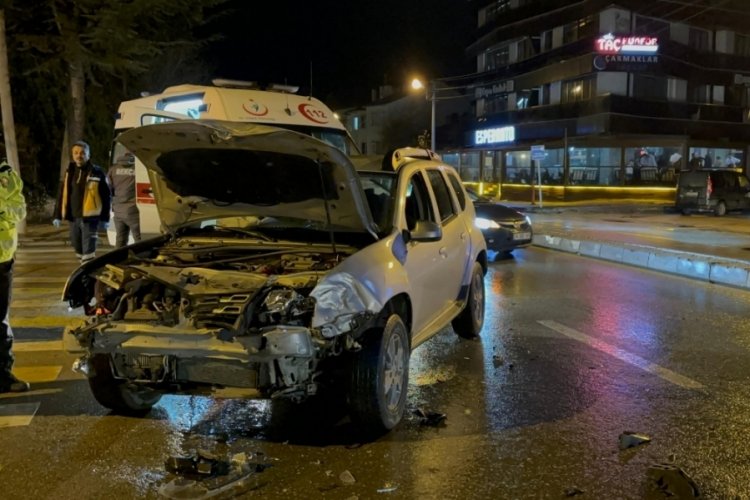  Cipin çarptığı minibüs karşı şeride savruldu: 1 yaralı