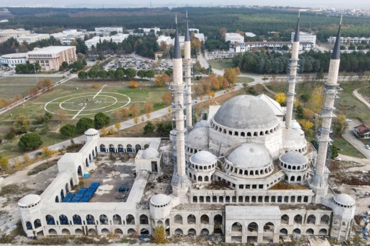 Bursa'da Uludağ Üniversitesi'nde caminin inşaat çalışmaları hız kesmeden devam ediyor