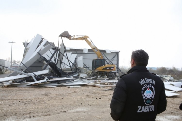 Bursa'da imara aykırı inşa edilen 500 metrelik kaçak depo yerle bir edildi