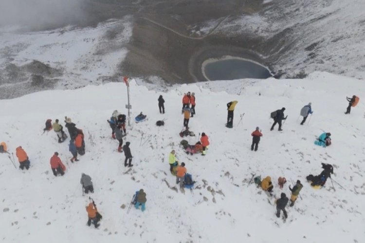 Zirveye çıkan dağcılara Uludağ'da sezonun ilk kar sürprizi