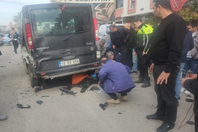 Bursa'da feci kaza! Çarptığı minibüsün altına giren genç sürücü ağır yaralandı