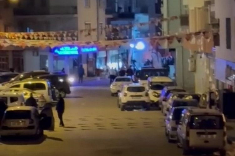 İzmir'de gözaltı işlemi yapmak istedikleri şahıslar tarafından silahlı saldırıya uğrayan 3 polis yaralandı