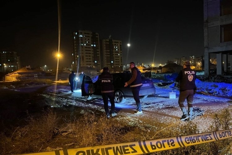 Kayseri'de bir şahıs ara&ccedil; i&ccedil;inde silahla vurulmuş halde bulundu