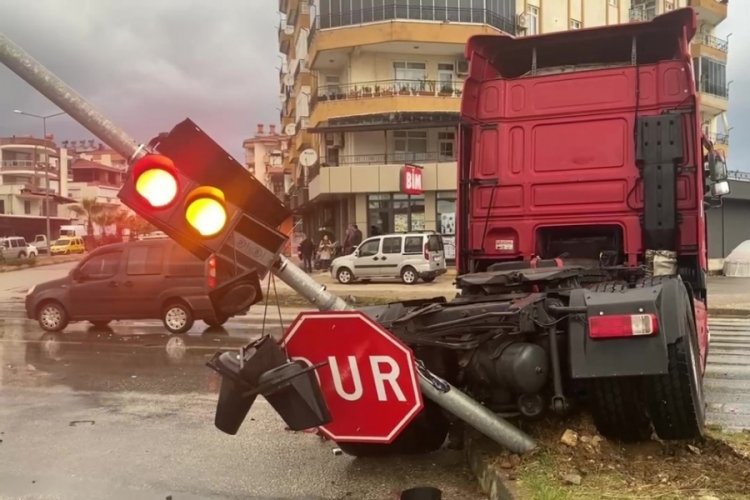 Antalya'da tırlar &ccedil;arpıştı: 1 yaralı