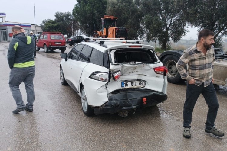 Kırmızı ışıkta bekleyen otomobile çarptı! iki çocuk ölü...