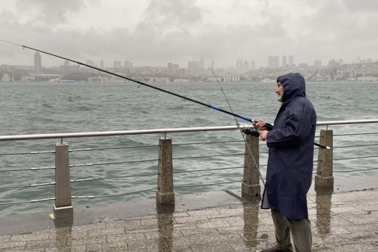 İstanbul'da balık&ccedil;ılar lodosa rağmen balık tutmaya devam etti