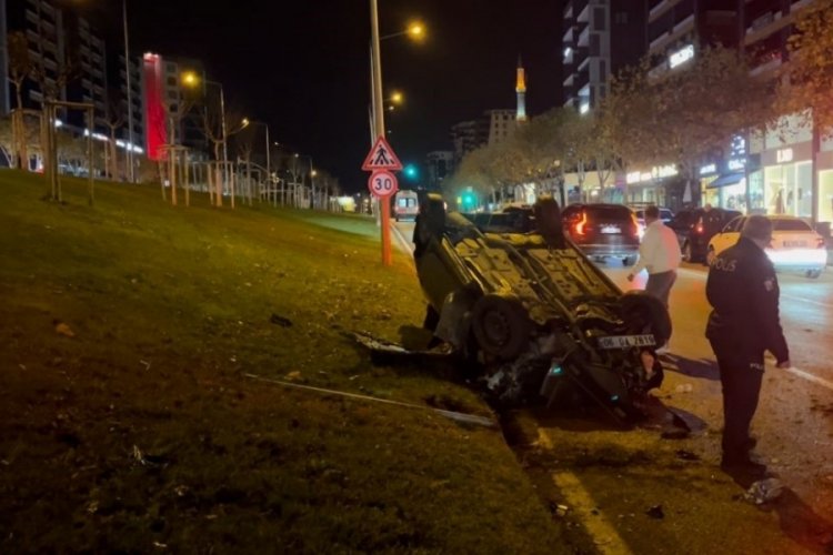 Bursa'da kontrolden &ccedil;ıkan otomobil ref&uuml;je &ccedil;arparak takla attı: 1 yaralı