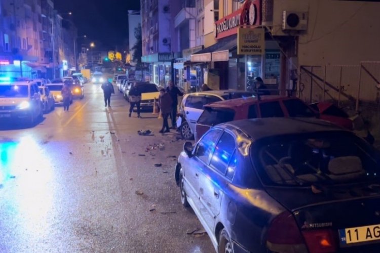 Bursa'da park halindeki 3 otomobile &ccedil;arpan s&uuml;r&uuml;c&uuml; olay yerinden yaya olarak ka&ccedil;tı