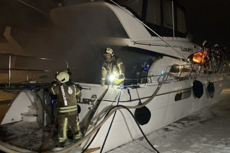 Balat sahilinde 18 metrelik l&uuml;ks yat alev alev yandı