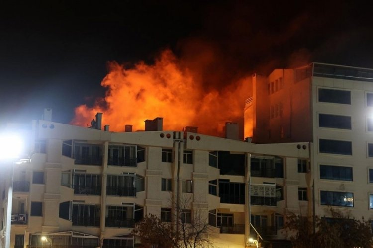 Sivas'ta 4 katlı binada yangın