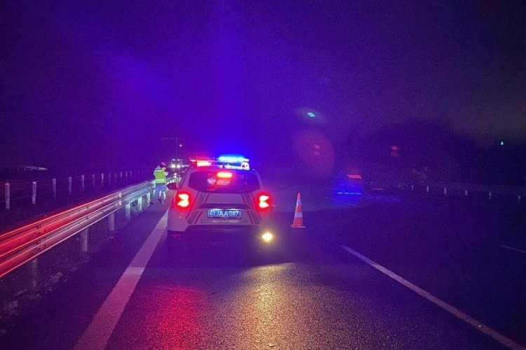 Kocaeli'de bariyerlere giren otomobilde bulunan iki kişi yaralandı