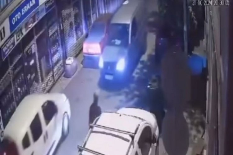 Bursa'da park halindeki otomobile &ccedil;arptı! Vurdumduymaz s&uuml;r&uuml;c&uuml; hızla olay yerini terk etti