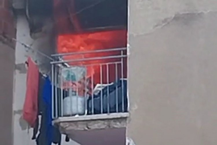Bursa'da apartmanın en &uuml;st katında &ccedil;ıkan alevler t&uuml;m daireyi sardı