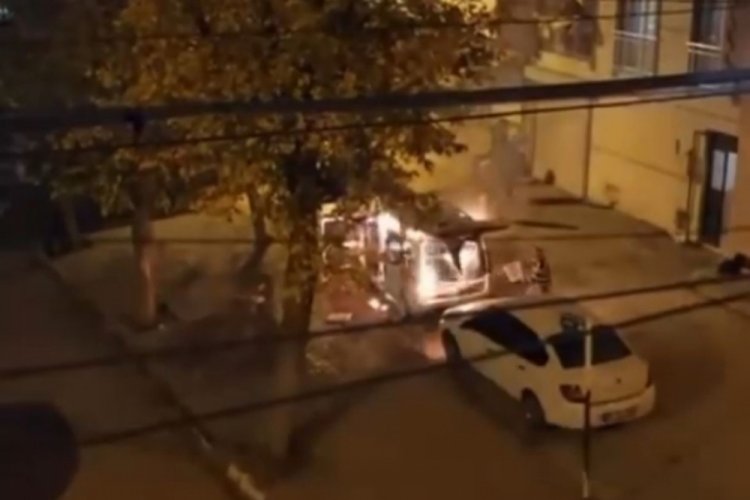 Bursa'da park halindeki ticari ara&ccedil; bir anda alev aldı
