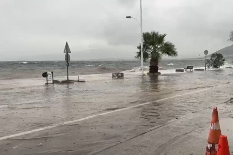 Bursa'da fırtına sahil kenarını vurdu, caddeler göle döndü