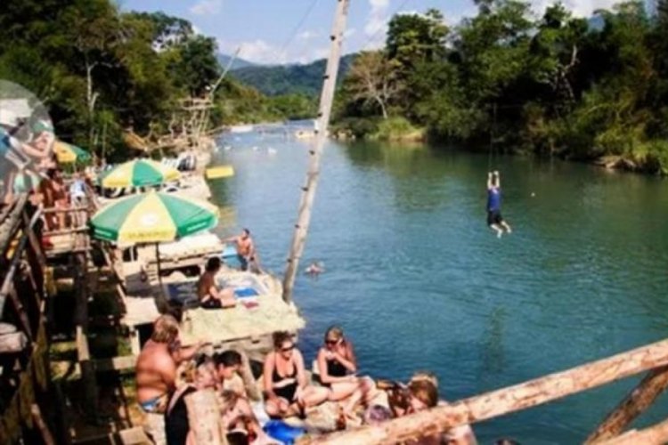 Tatil cennetinde zehirleyen i&ccedil;ecek: 6 turist hayatını kaybetti