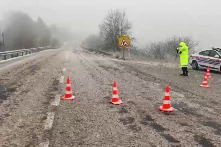 Bursa İneg&ouml;l'de kar yağışı başladı, s&uuml;r&uuml;c&uuml;ler zor anlar yaşadı