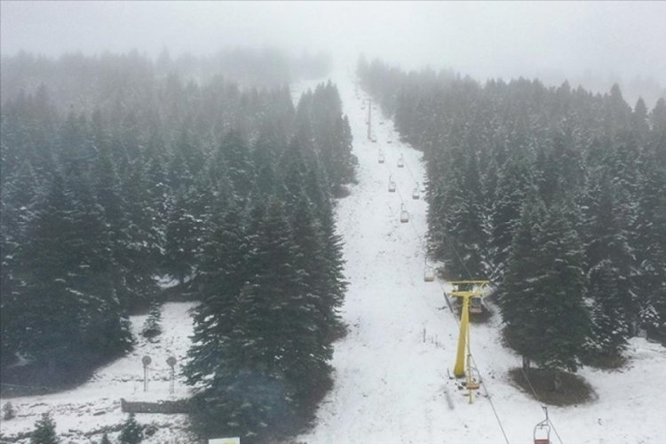 Bursa Uludağ'da kar kalınlığı 10 santimetreyi ge&ccedil;ti!