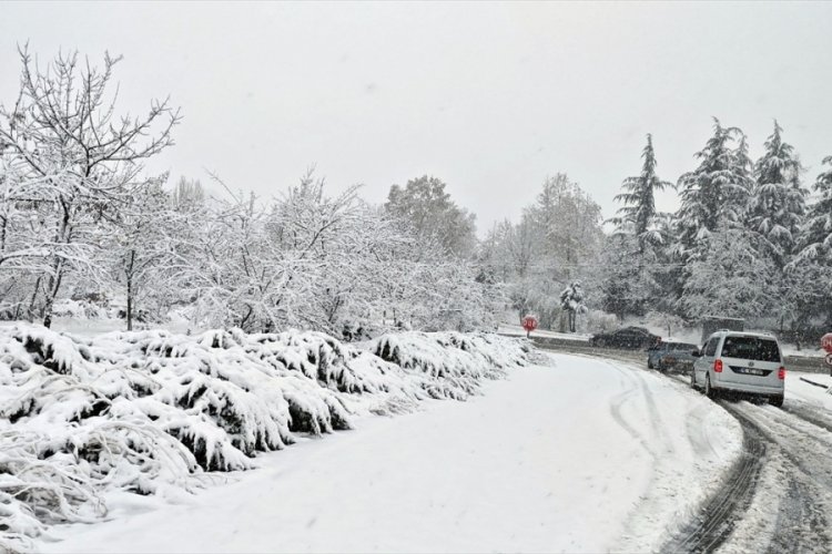 Bursa-Ankara kara yolunda kar etkili oluyor!