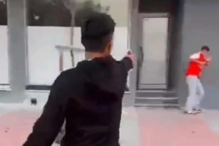 Sokak ortasında silahlar konuştu! Başrolde &ccedil;ocuklar ve gen&ccedil;ler...