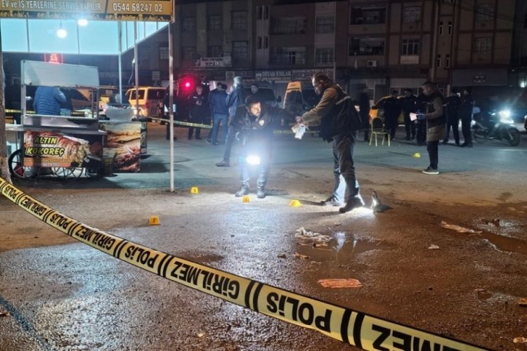 Kokore&ccedil;&ccedil;ide silahlı saldırı: Motosikletle gelip başından vurdular