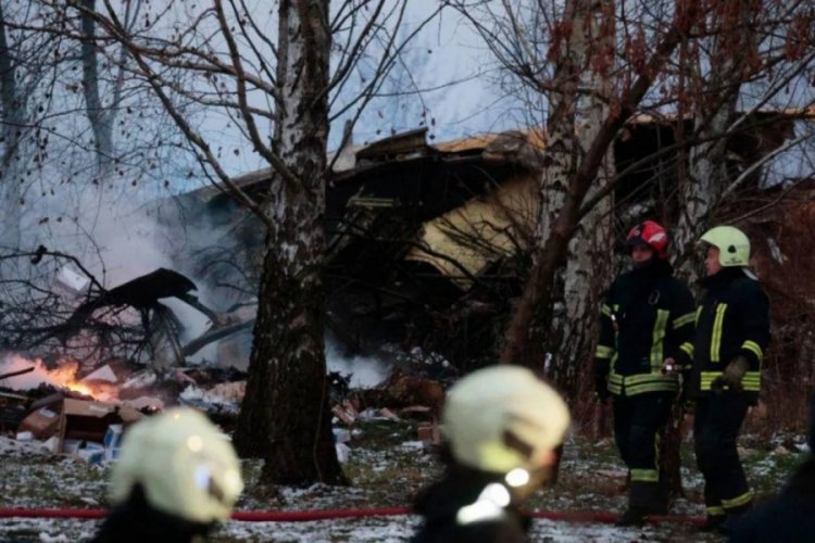 Kargo u&ccedil;ağı bir evin yakınına d&uuml;şt&uuml;: 1 &ouml;l&uuml;, 3 yaralı