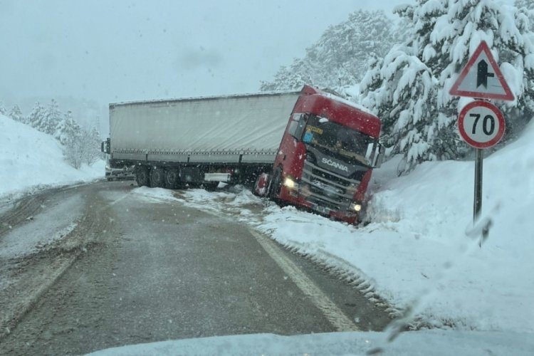 Bolu'da kayan tır yolu kapattı